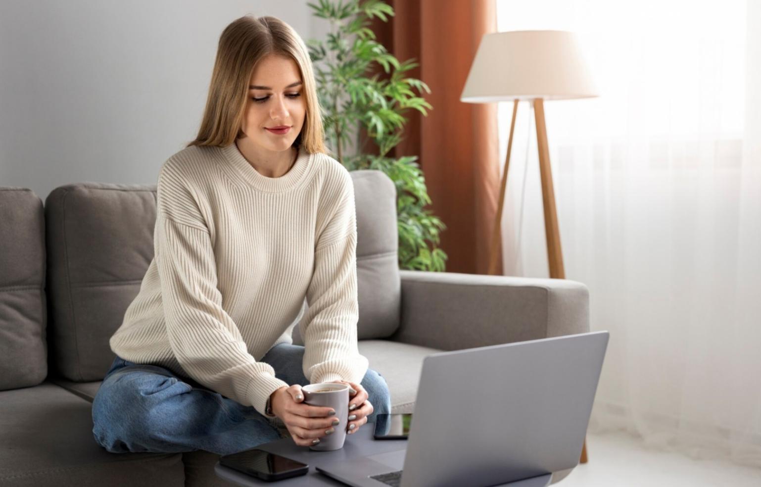 Estudiante trabajando en redacción de contenido SEO